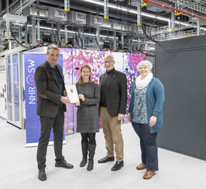 Ministerialdirektorin Katharina Heil übergibt einen Förderbescheid an den Präsidenten der JGU, Prof. Dr. Georg Krausch