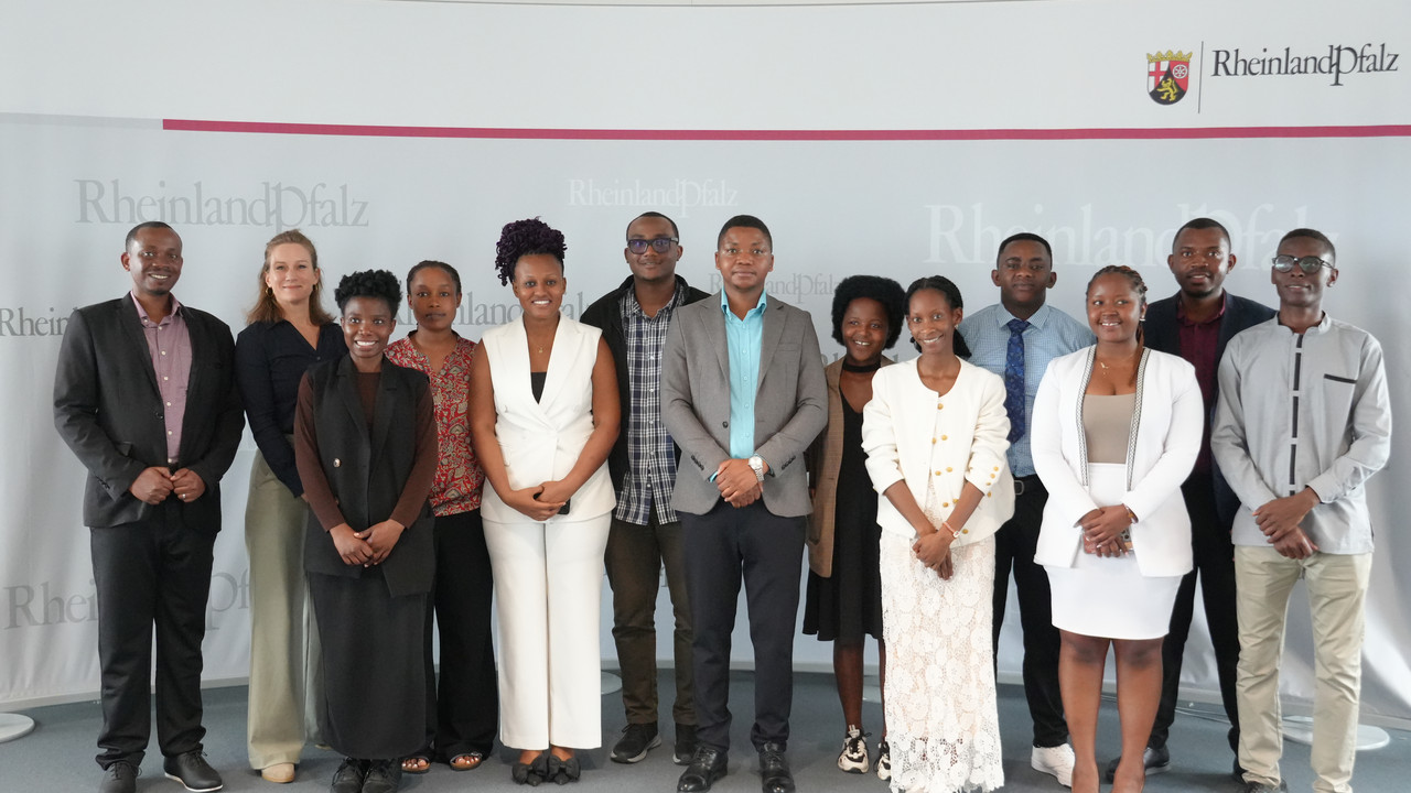 Eine Gruppe von jungen Studierenden aus Ruanda posiert am Ministerium für Wissenschaft und Gesundheit.